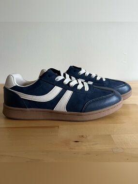 Limelight Addison Sneaker Navy Retro 70s
Terrace Style Low Top Gum Sole Sz 9